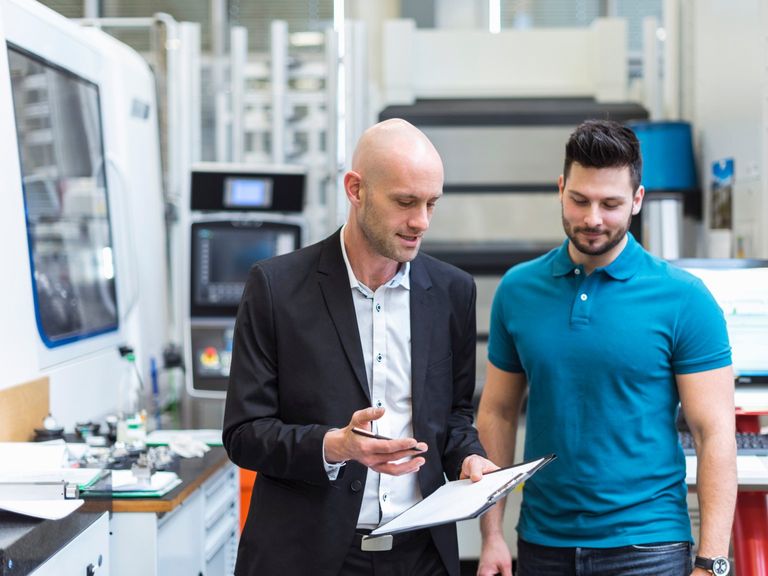 المدير المثالي يتعاون بفاعلية مع فريق العمل