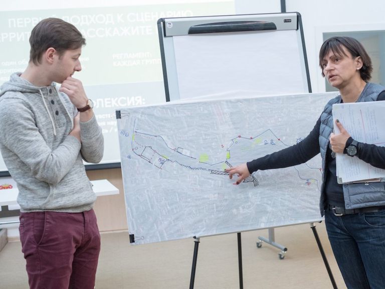 المدير المثالي يتعاون بفاعلية مع فريق العمل