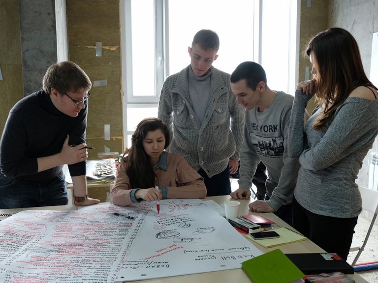 المدير المثالي يتعاون بفاعلية مع فريق العمل