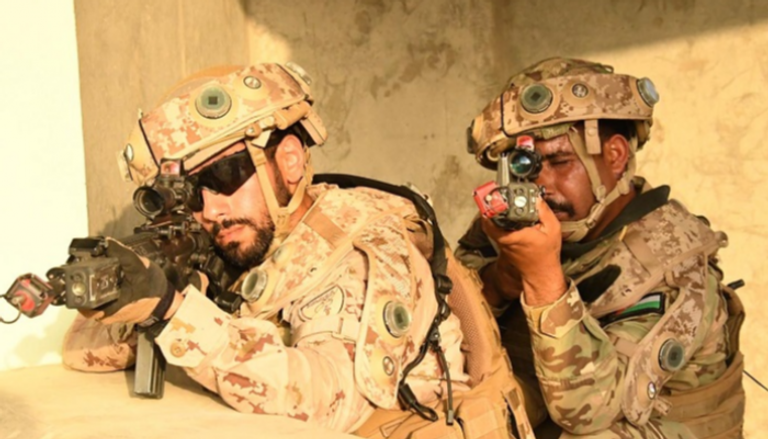جنديان من الجيش الإماراتي والأردني خلال التمرين العسكري