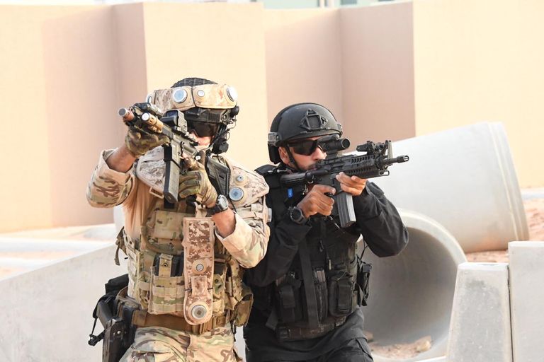 جنديان من الجيش الإماراتي والأردني خلال التمرين العسكري