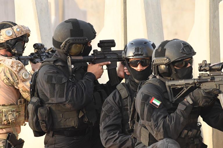 جنديان من الجيش الإماراتي والأردني خلال التمرين العسكري