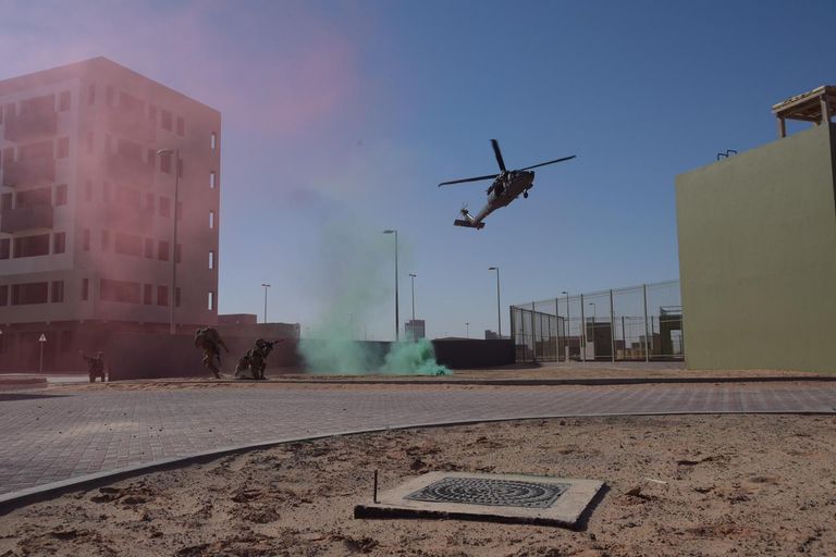 جنديان من الجيش الإماراتي والأردني خلال التمرين العسكري