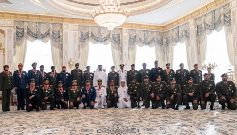 الشيخ محمد بن زايد آل نهيان يتوسط الضباط الحاصلين على "وسام الإمارات"