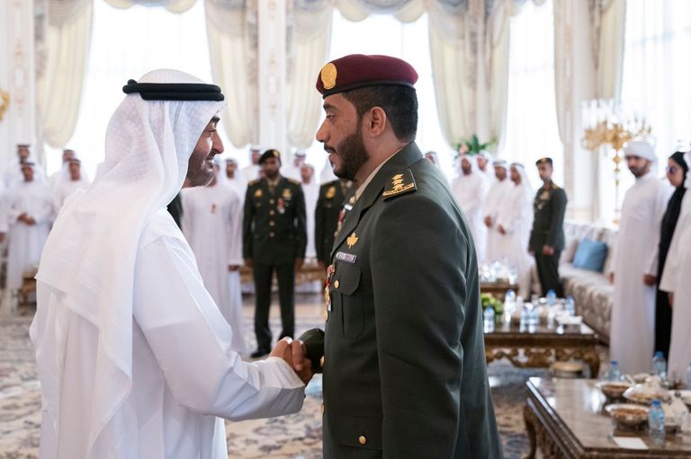 الشيخ محمد بن زايد آل نهيان يتوسط الضباط الحاصلين على "وسام الإمارات"
