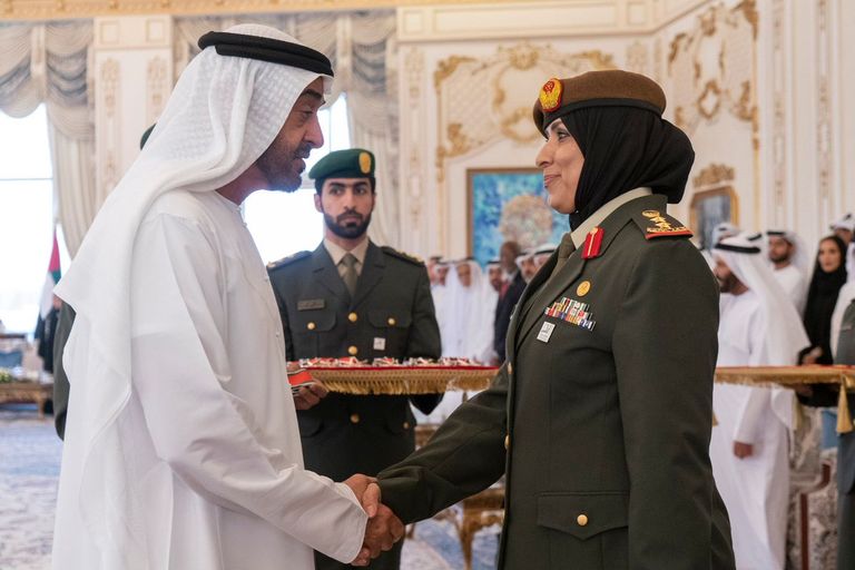 الشيخ محمد بن زايد آل نهيان يتوسط الضباط الحاصلين على "وسام الإمارات"