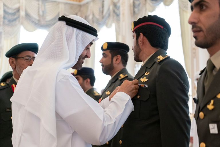 الشيخ محمد بن زايد آل نهيان يتوسط الضباط الحاصلين على "وسام الإمارات"
