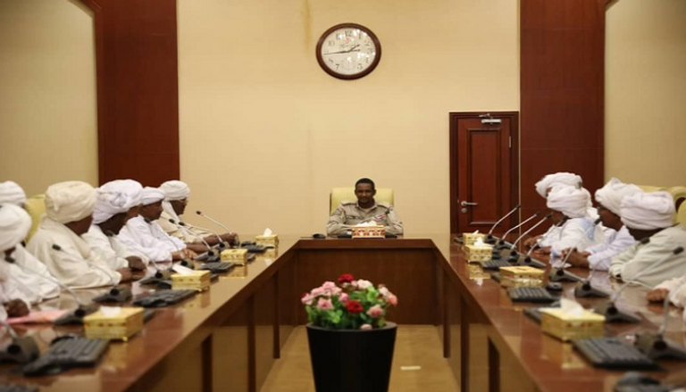 أفراد قبيلة الكبابيش خلال لقاء نائب رئيس المجلس العسكري الانتقالي