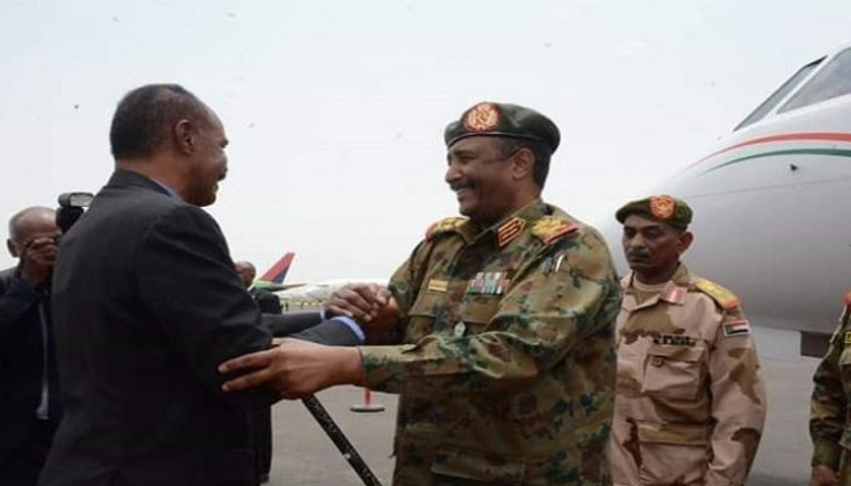 رئيس المجلس العسكري الانتقالي السوداني خلال زيارته إلى إريتريا