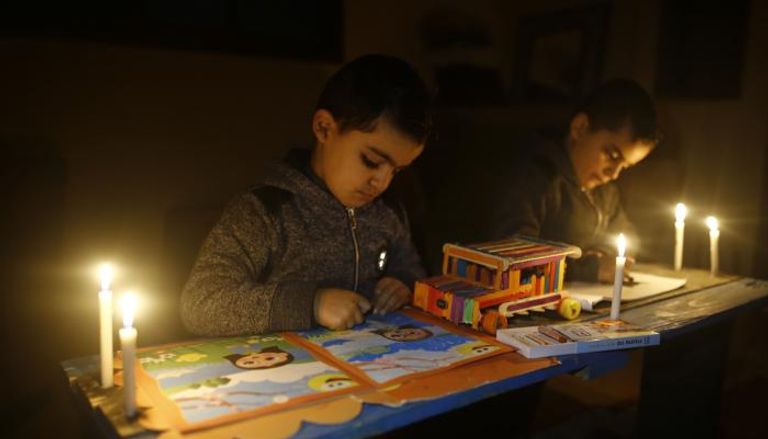 أطفال في غزة يدرسون على ضوء الشمع جراء انقطاع الكهرباء