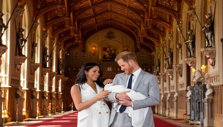 الأمير هاري وزوجته ميجان ماركل مع طفلهما أرتشي في قصر ويندسور