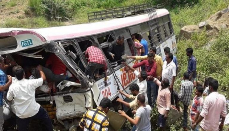مصرع وإصابة 49 إثر سقوط حافلة في الهند - أرشيفية