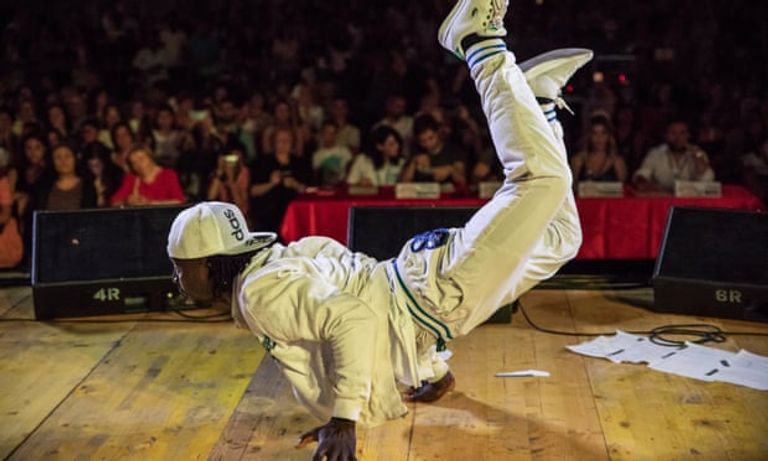 فازت فتاة نيجيرية باللقب عن قصيدة بعنوان الرحلة