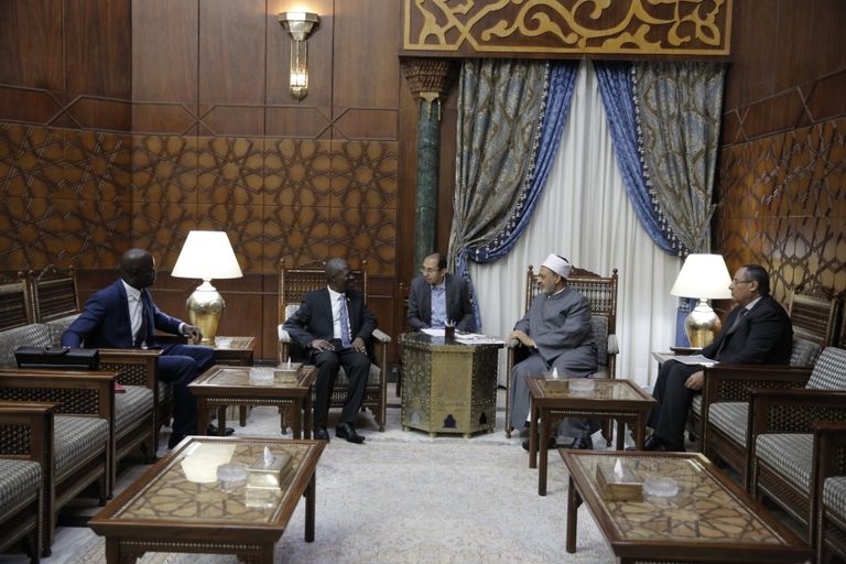 شيخ الأزهر يرحب بسفير سيراليون بالقاهرة