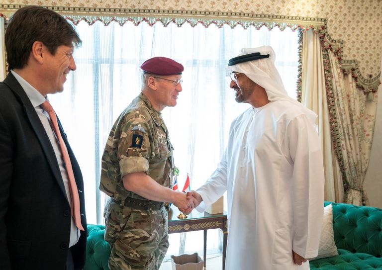 الشيخ محمد بن زايد يستقبل الفريق السير جون لوريمر