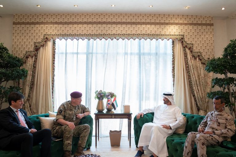 الشيخ محمد بن زايد يستقبل الفريق السير جون لوريمر