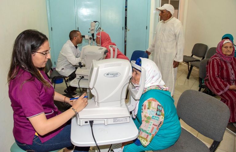 الهلال الأحمر الإماراتي يستكمل حملة مكافحة أمراض العيون في المغرب