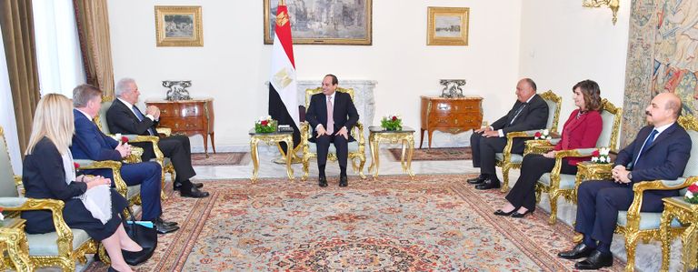 السيسي يلتقي مفوض الاتحاد الأوروبي لشئون الهجرة و المواطنة السيسي يلتقي مفوض الاتحاد الأوروبي لشئون الهجرة و المواطنة