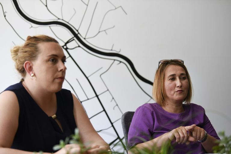 المدرّسة الصربية توتا كاستراتي (إلى اليسار) وسونا زاجمي بلدة "كامينيتسا" تلجأ إلى اللغة لمد الجسور بين الصرب والألبان -أرشيفية