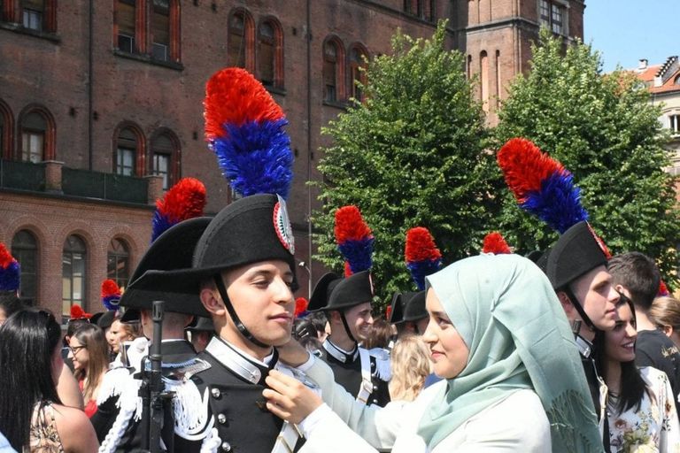 بدر الدين مع والديه في حفل تخرجه