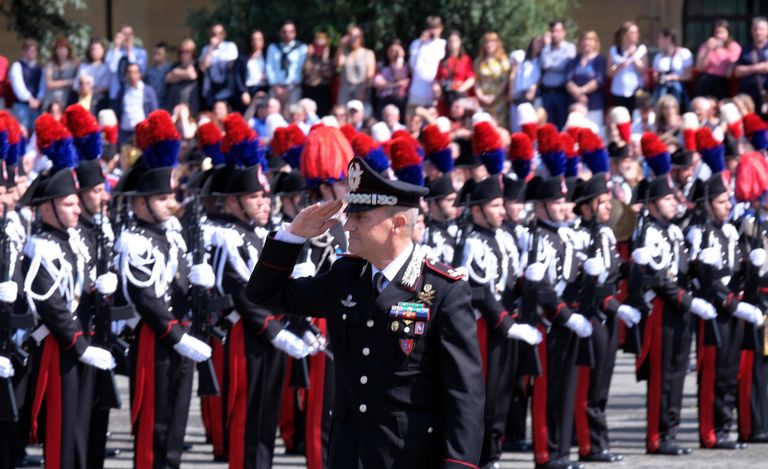 بدر الدين مع والديه في حفل تخرجه