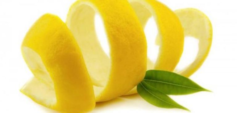 تمشيط الرموش بفرشاة صغيرة يساعد على إطالتها - أرشيفية 