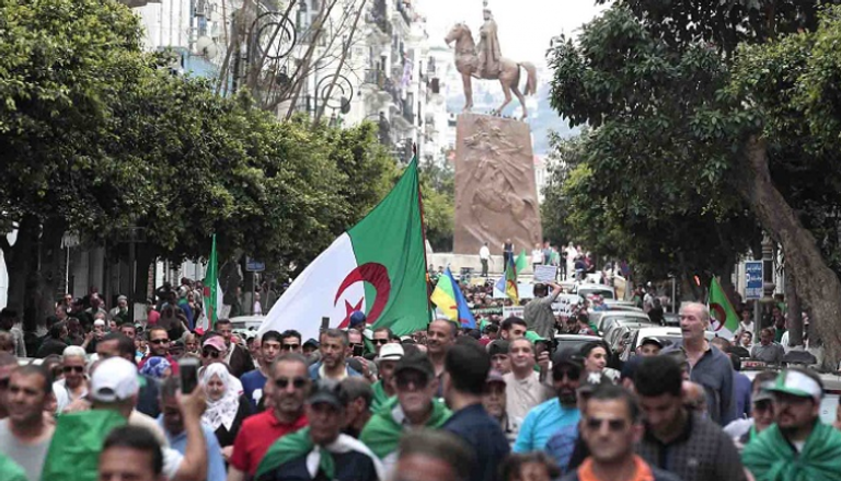 مصير مجهول لآلاف العمال بالجزائر بعد سجن 6 رجال أعمال بتهم فساد