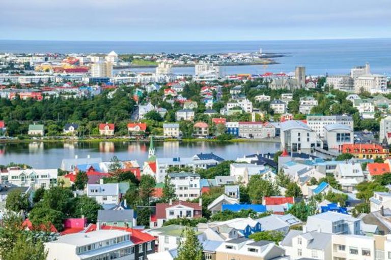 آيسلندا في الصيف مناظر ساحرة من المساحات الخضراء