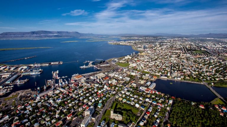 آيسلندا في الصيف مناظر ساحرة من المساحات الخضراء