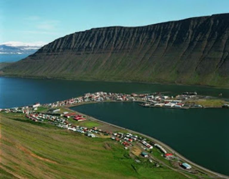 آيسلندا في الصيف مناظر ساحرة من المساحات الخضراء