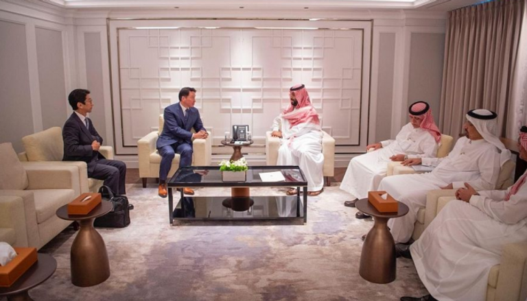 ولي العهد السعودي يلتقي رئيس مجموعة 