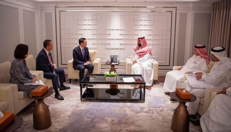 ولي العهد السعودي يلتقي رئيس مجموعة 