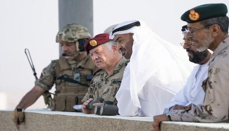 الشيخ محمد بن زايد خلال مشاهدة التمرين مع ملك الأردن