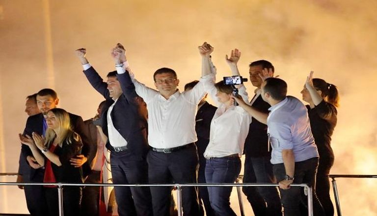 أكرم إمام أوغلو خلال احتفاله بفوزه برئاسة إسطنبول