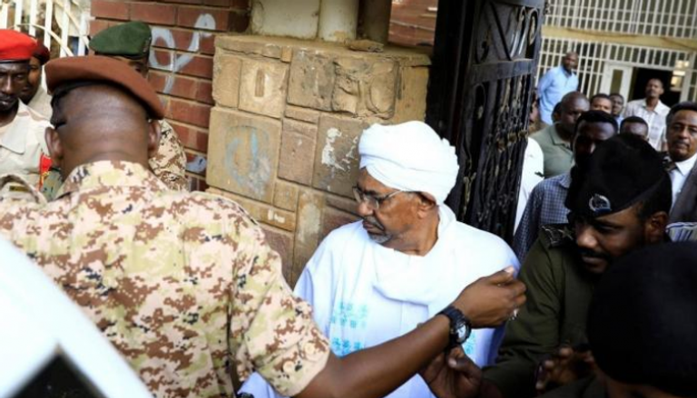 أول ظهور للبشير أمام نيابة مكافحة الفساد السودانية