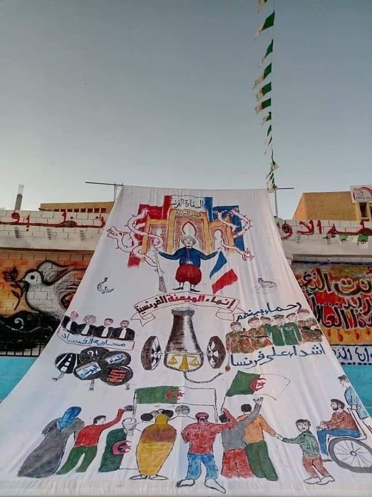 إحدى اللافتات في مظاهرات الجزائريين