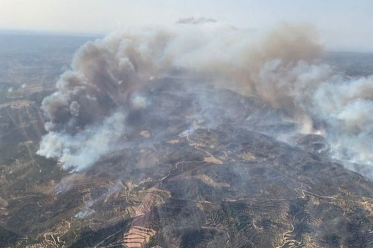 15 طائرة من طراز "كانادير" استخدمت لاحتواء الحريق