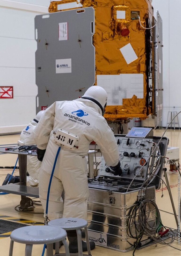 القمر الصناعي 