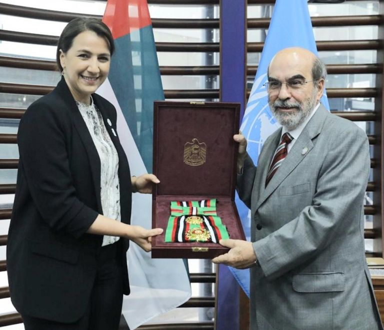 مريم المهيري ودا سيلفا خلال حفل تكريم أقيم بمقر "فاو" في روما