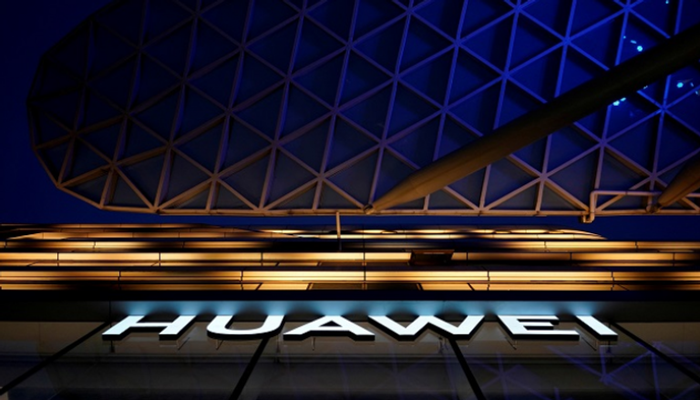  شعار شركة Huawei في مركز تجاري بشنغهاي- رويترز