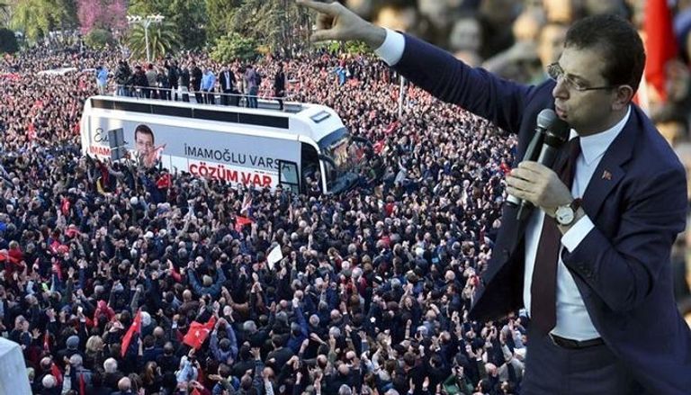 أكرم إمام أوغلو خلال حديثه لأنصاره بإسطنبول