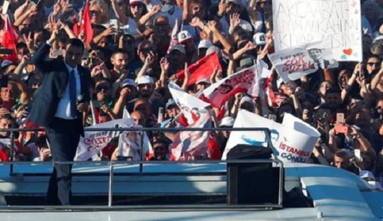 أكرم إمام أوغلو خلال حديثه لأنصاره بإسطنبول