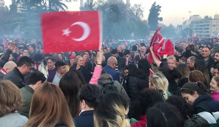 أكرم إمام أوغلو خلال حديثه لأنصاره بإسطنبول