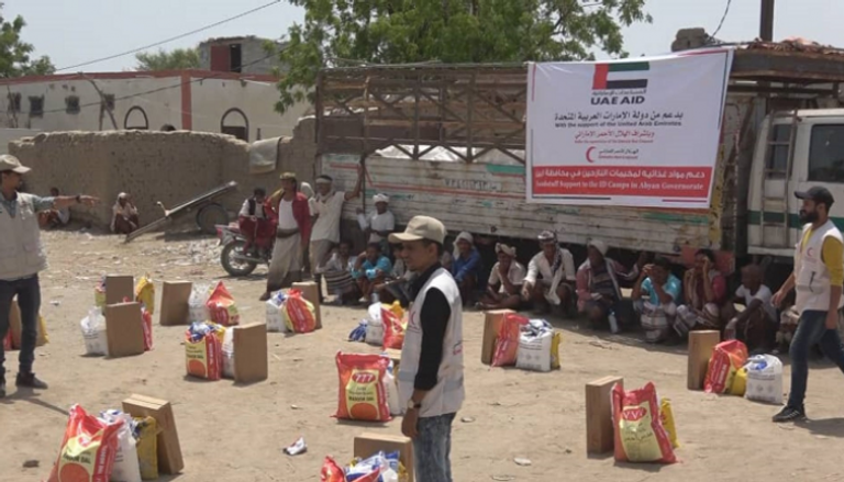 توزيع المساعدات الغذائية والإيوائية على النازحين باليمن