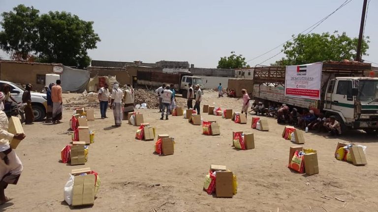 توزيع المساعدات الغذائية والإيوائية على النازحين باليمن