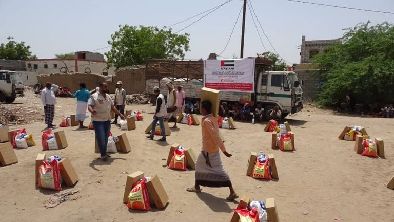 توزيع المساعدات الغذائية والإيوائية على النازحين باليمن