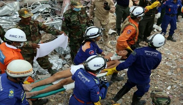نقل الجرحى إثر انهيار مبنى قيد الإنشاء في كمبوديا