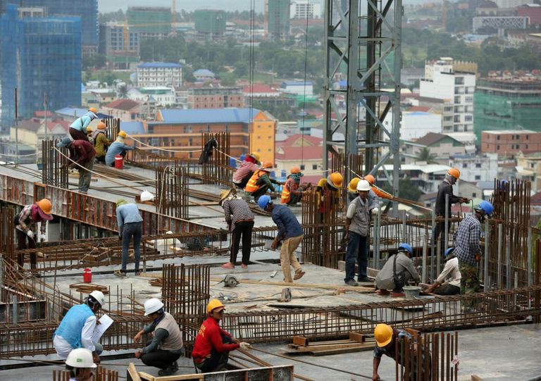 نقل الجرحى إثر انهيار مبنى قيد الإنشاء في كمبوديا