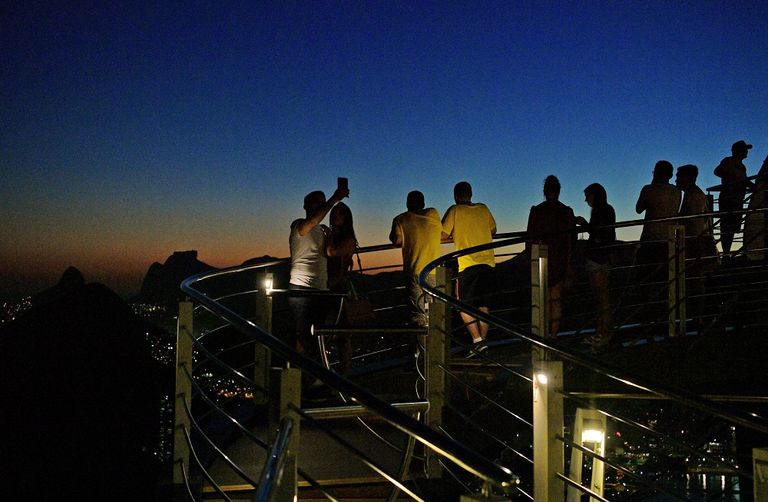 نرجسية وإدمان واكتئاب.. ما وراء صور السيلفي