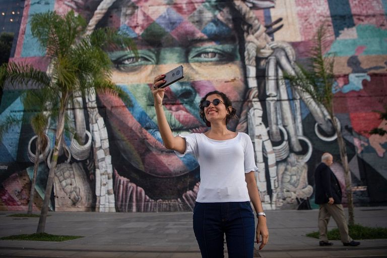 نرجسية وإدمان واكتئاب.. ما وراء صور السيلفي